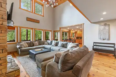 Image de Paisible, Mountain Lodge Privé Avec Vue, Bain à Remous, Foyer, Salle de Jeux, King Master Suite, & More