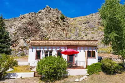 Image de Unique en son genre, historique, \"Almont Adobe House! \"  Situé au bord d'une rivière avec pêche privée et accès à la forêt nationale, à seulement 15 minutes de Crested Butte et de Gunnison.