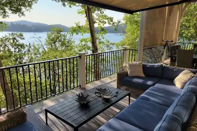 Image de Maison de 5000 pieds carrés sur l'eau, quai privé, à Lake Arrowhead avec jacuzzi