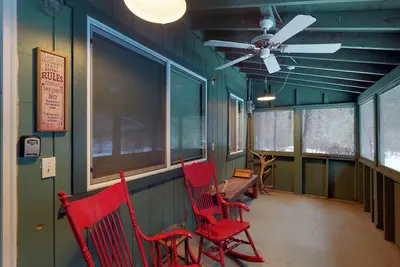 Image de Chalet confortable près de la rivière, tubing, ski, pêche - emplacement à couper le souffle!