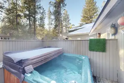 Image de Accueil chien w / pont, bain à remous privé, piscine partagée - plus de 8 passes Sharc!