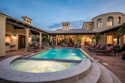 Image de Domaine de luxe de 5 hectares avec 5 chambres dans le style toscan, près de Troon North, privé