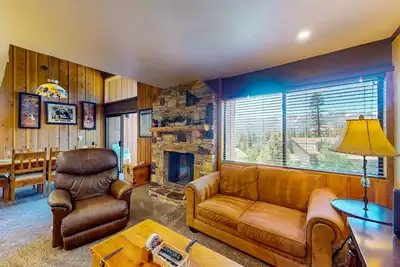 Image de Paradis des skieurs avec vue sur la montagne, piscine partagée, bain à remous et salle de jeux - chiens Ok!