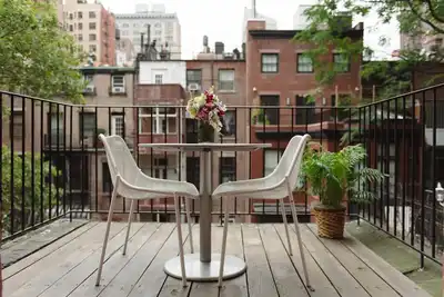 Image de 30 jours minimum - balcon privé et haut plafond avec vue sur le jardin