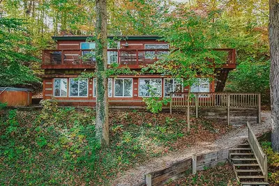 Image de Surplombant le lac Monroe se trouve Soaring Eagle Log Cabin.