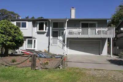 Image de En face de la marina, pêche, regarder les lions de mer, grand parking pour bateaux