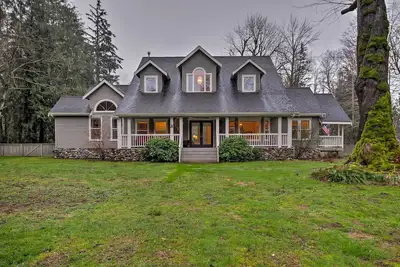Accueil sur la rivière Skykomish avec 5 acres, foyer, bain à remous