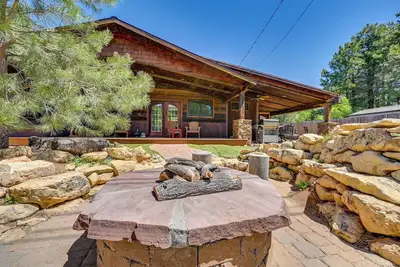 Image de Accueil avec jacuzzi et foyer Pit-10 Mi à Nau et Flagstaff