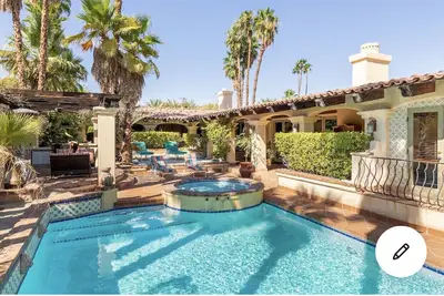 Image de Hacienda espagnole du vieux monde dans la colonie de films Palm Springs