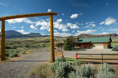 Image de Wapiti Bear Den - Guest House avec des vues spectaculaires sur la route de Yellowstone