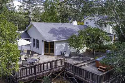 Image de Wine Country Home à Chalk Hill - maison principale + pool house (jusqu'à 12 invités)