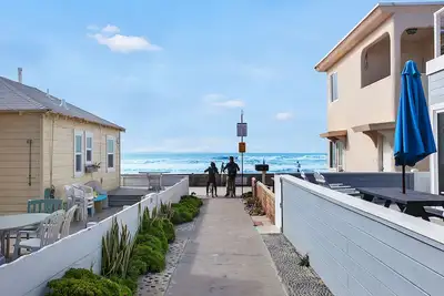 Image de Seagirt Retreat-4 Br- Nouveau remodelage - À quelques pas de la plage - Vues sur l'océan - A / C - WiF