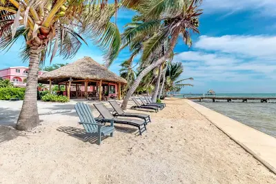 Image de Breezy tropical Oceanfront 2 étages condo avec une piscine partagée et accès à la plage!