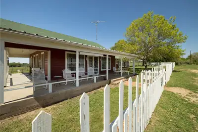 Image de 350 acres de la ferme du grand-père! 1/4 de mile de rivière et 40 minutes de Tcu! - voir vid