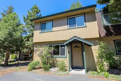 Image de Nouvellement rénové Sunny Corner Condo avec Wide Open Back Yard