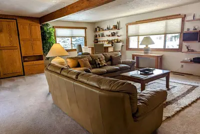 Image de Grande et spacieuse résidence de 2 chambres. Ce est le meilleur emplacement dans Ketchum!