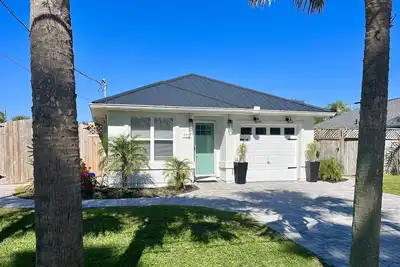 Image de Charmante maison à la plage avec toutes les nouvelles mises à jour et privée 2000 sq patio pieds