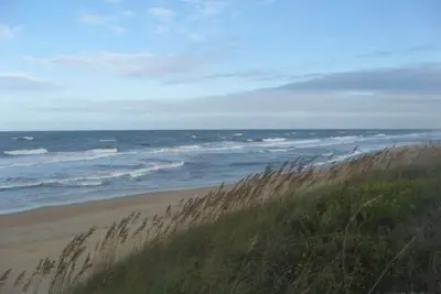 Image de Oceanfront Gem niché dans les dunes avec des levers de soleil sans fin