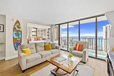 Image de Rénové au 30e étage avec vue sur la mer | Courte promenade à la plage | Parking Ac WiFi