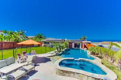 Image de Spacieuse Oceanfront Maison Avec Piscine Chauffee & Jacuzzi - Ping Pong, Jardin Huge