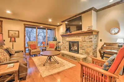 Image de Red Lodge Townhome avec bain à remous privé et vues sur la montagne!
