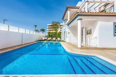 Image de Villa Jomar - Très bien situé à la plage et aux magasins, Wi-Fi et tennis de table inclus