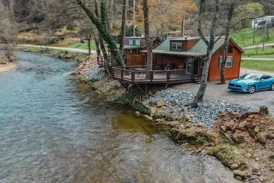 Image de Nouveau! ! ! Tiny House Cabin Adventure sur la rivière! ! ! Wifi et foyer / bois gratuit! ! !