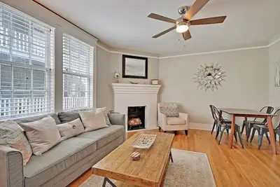 Image de Blue Magnolia (Full House) - 6 pâtés de maisons de King Street!