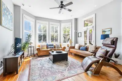 Image de The Sunsetter (centre-ville historique) - Emplacement incroyable à 1 pâté de maisons de King St, boutiques et restaurants!