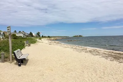 Image de Bungalow avec 3 chambres à quelques pas de la plage privée de Buzzard's Bay!