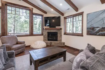 Image de Cabine de luxe nouvellement construite sur terrain boisé avec bain à remous privé et vue sur le terrain de golf - à pied du village