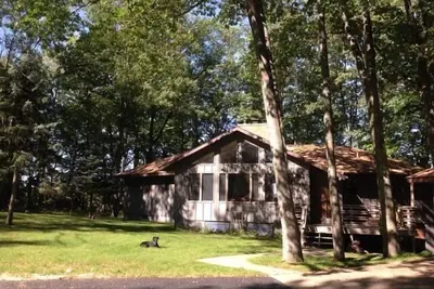 5 chambres, 4 salles de bains avec vue sur le lac Portage et accès à la plage.