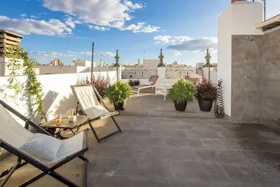 Image de Rodrigo Triana 3. Duplex avec 2 chambres, 2 salles de bains, terrasse et terrasse commune