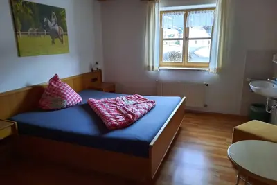 6) Vier-Raum-Ferienwohnung 90qm, bis zu 6 Personen, Dusche/Wc, 3 Extra-Schlafzimmer, Küche, Balkon