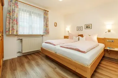 (01) Komfortable Drei-Raum-Ferienwohnung, Küche und Balkon