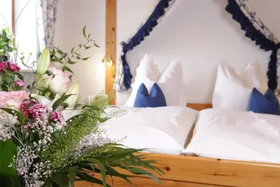 Image de Ferienwohnung 1 Hochstaufen, 60qm Og, 2 Schlafräume, Wohnraum m. Küchenzeile, Dusche/Wc, Balkon, Sat-Tv, Wlan max 5 Personen