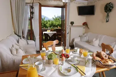Image de Ferienwohnung 2 Untersberg, 40qm Og, 1 Schlafraum, Wohnraum m. Küchenzeile, Dusche/Wc, Balkon, Sat-Tv, Wlan, max. 3 Personen