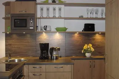 Image de Gästehaus unten (45 Qm) mit Wohnküche, 2 Schlafzimmern, Dusche/Wc, Terrasse, Fernseher in traumhafter Lage.