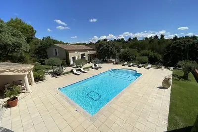Image de Magnifique villa provençale de 300 m2 climatisée avec grande piscine plein sud