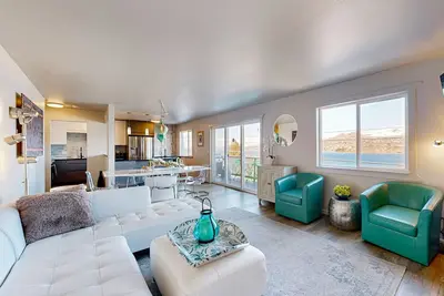 Image de Charmant condo avec vue sur le lac avec beaucoup d'espace - à proximité de la marina et plus encore!