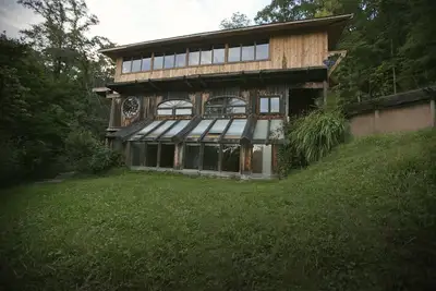 Image de Un grand château comme maison situé au centre de la rivière Rouge Gorge, Ky.