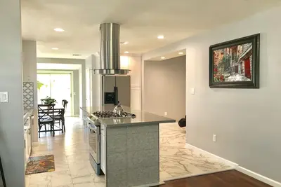 Image de Maison récemment rénovée à Anaheim, à 8 minutes de Disneyland et Anaheim Convention!