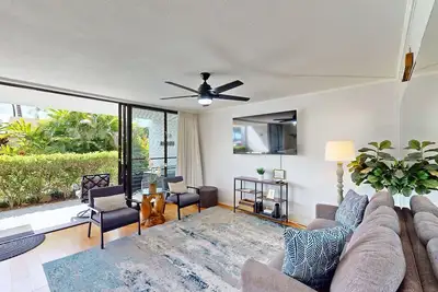 Image de Condo de bord de mer chic avec piscine partagée - tout avoir sans la foule!