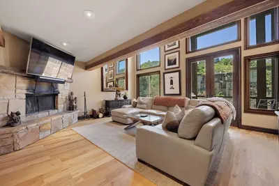 Image de Emplacement de choix sur Deer Valley Drive. Marchez jusqu'à Main, navette de 3 minutes vers les remontées mécaniques!
