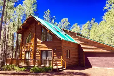 Image de Retraite de luxe en cabane avec bain à remous pour une escapade romantique ou une escapade en famille