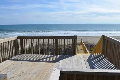 Image de Cottage en bord de mer avec accès à la plage privée, récemment rénové