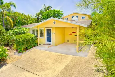 Image de Maintenant réduit pour mai-octobre 2019! Moins d'un bloc de la plage! Trois chambres Animaux acceptés Piscine Accueil!