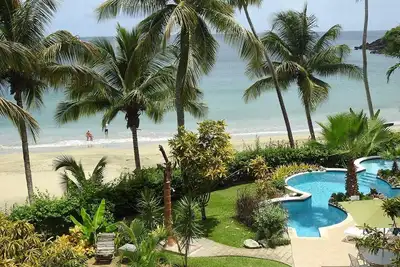 Mahi Mahi Suite, A Seaside Retreat that Sleeps Six on Grafton Beach