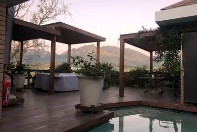 Image de 4 lits 3 salles de bains avec piscine, au coeur de la région viticole du Cap 4 chambres 3 salles de bain