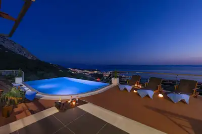 Image de Villa de luxe vue Makarska, piscine à débordement chauffée, vue mer et vue montagne, barbecue. . .